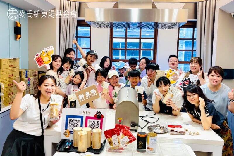 Hand-Roasted Pork Floss Experience: Presenting Tributes at Dadaocheng's Xia-Hai City God Temple